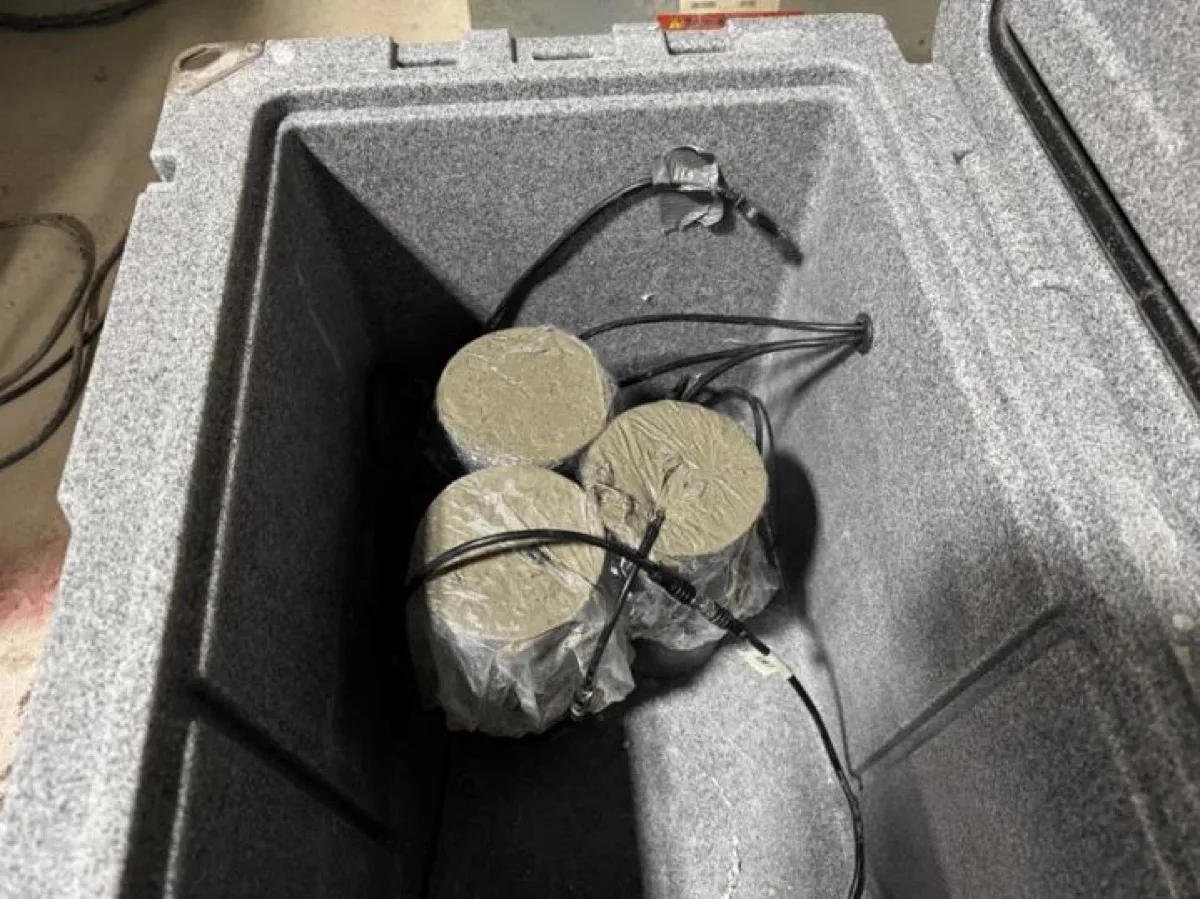 Tres cilindros envueltos en plástico dentro de la cámara SensyCure durante el Día 2 de la prueba