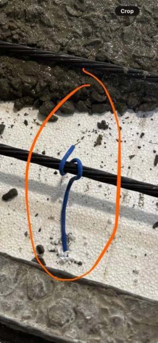 Cable de termopar tipo K del sistema heredado enrollado en un torón de presfuerzo en la frontera de aislamiento, una colocación que puede sesgar la lectura de temperatura hacia el acero
