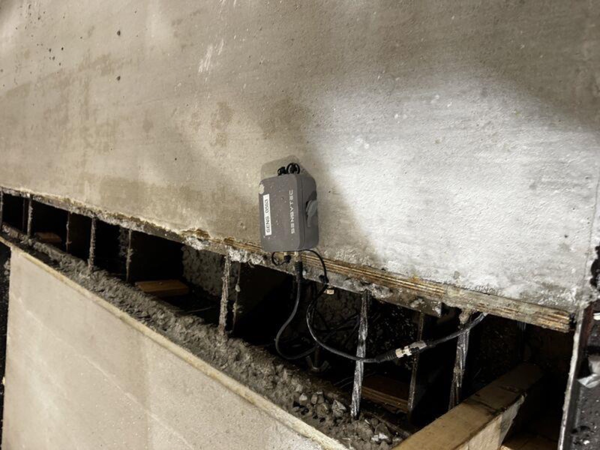 SensyCast wireless data logger with a temperature probe embedded in the top pour of a prestressed concrete bed