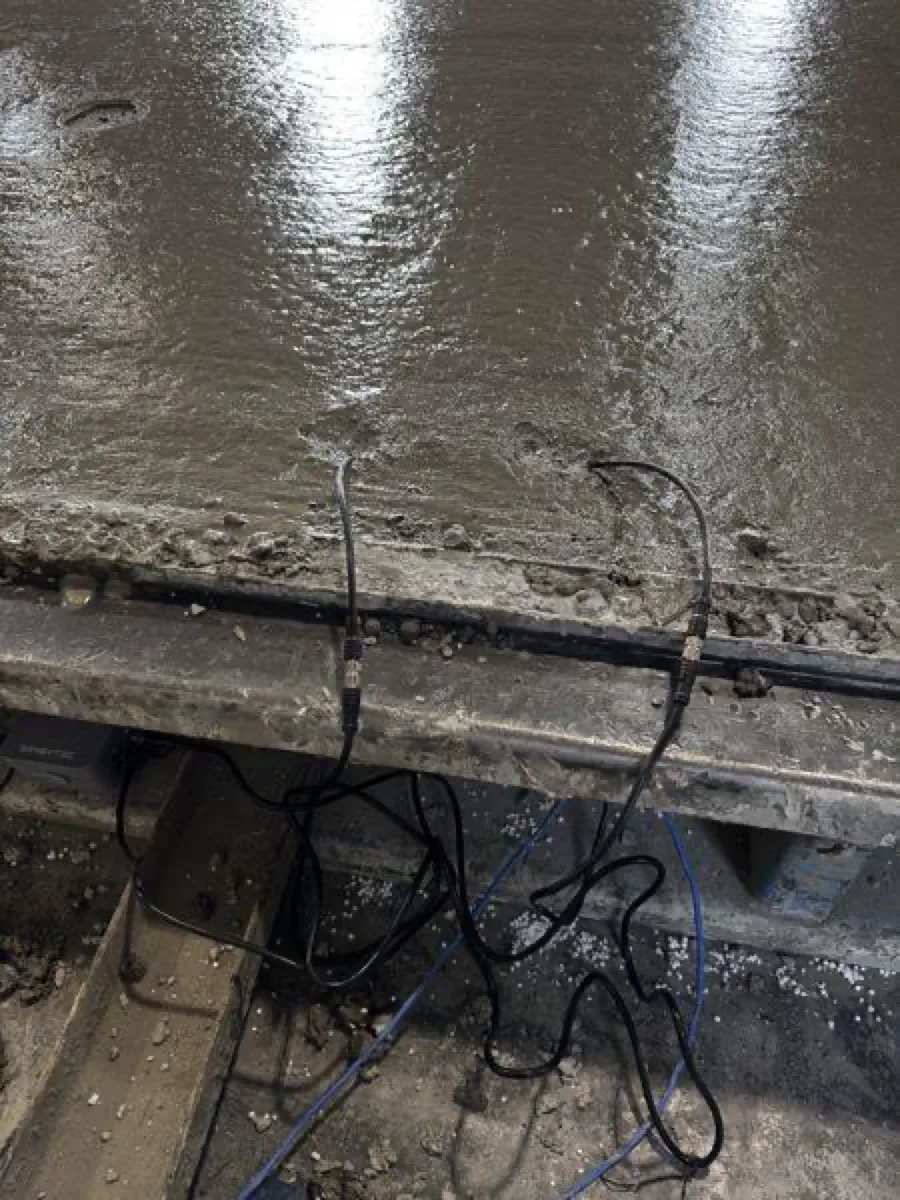 Sondas SensyCast embebidas en el concreto junto al cable del termopar del sistema heredado en la misma cama