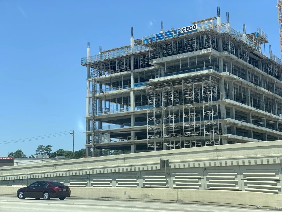 Torre de oficinas CECO terminada por Harvey Builders en Houston