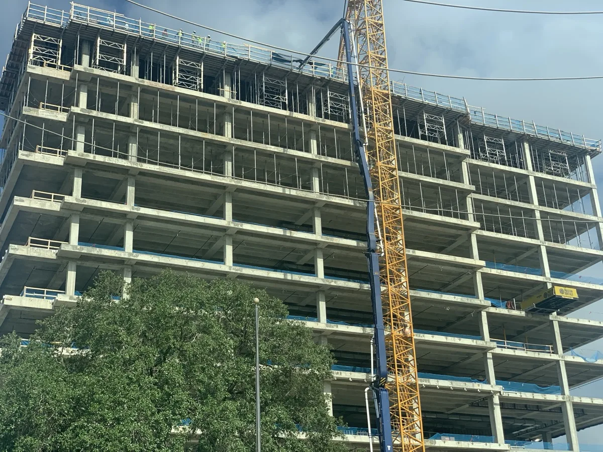 Torre de 17 pisos Crown Castle de Harvey Builders en construcción con sensores Sensytec monitoreando la resistencia del concreto en sitio